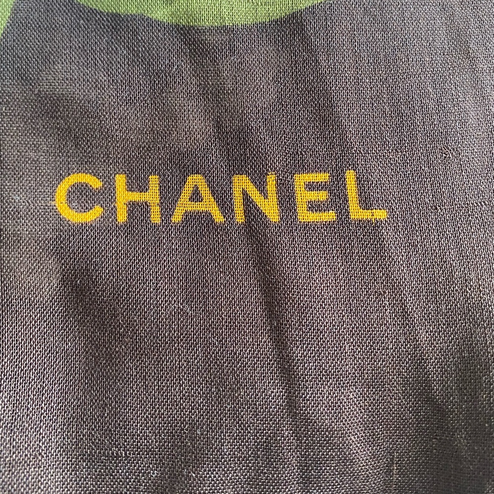 ❤️SOLD❤️ Authentic Vintage Chanel Large Scarf - Picture 2 of 10